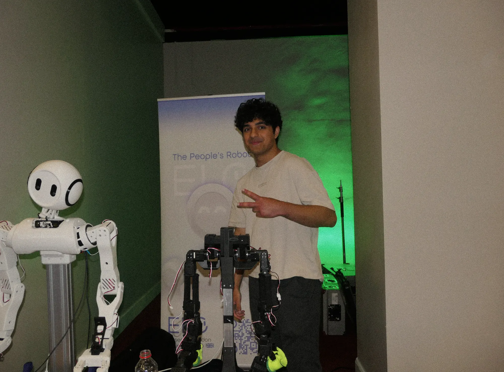 A visitor with the Elo humanoid robot.